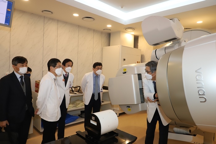 계명대 동산병원 관계자들이 최근 도입된 최신 방사선치료기를 둘러보고 있다./사진=동산병원