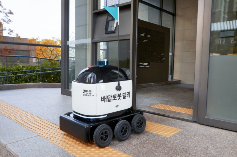 배달로봇 딜리드라이브가 경기도 수원 광교 앨리웨이에서 배달을 하고 있다./사진=우아한형제들