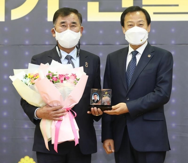 2021년 경기도의회 행정사무감사 우수의원상을 수상한 백승기 의원(왼쪽).(사진=경기도의회)