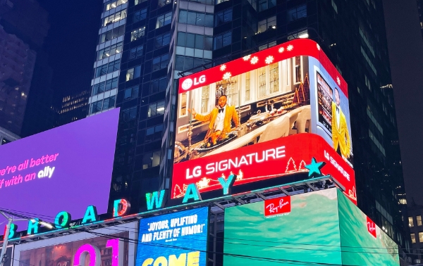 미국 뉴욕에 위치한 타임스스퀘어의 전광판에서 존 레전드의 시즌송 뮤직비디오가 'LG 시그니처'와 함께 상영되고 있다. /사진=LG전자
