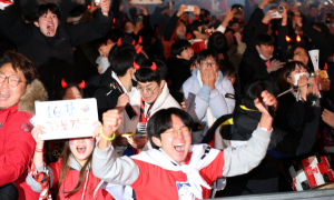  한국, 12년만의 월드컵 16강 진출…가나0-2우루과이