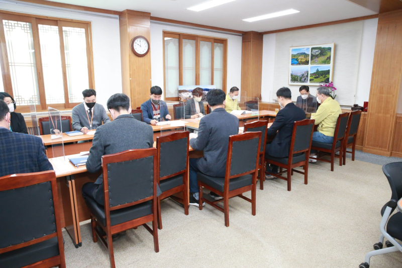 11일 열린 보고회에서 박철원 화순 부군수(가운데)가 건설과 현안 사업 보고를 진행하는 모습. 사진=화순군