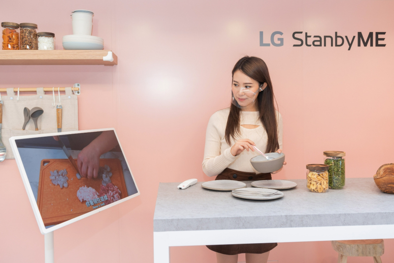 LG전자 모델이 LG 스탠바이미의 다양한 활용 사례를 소개하고 있다.  /사진=LG전자