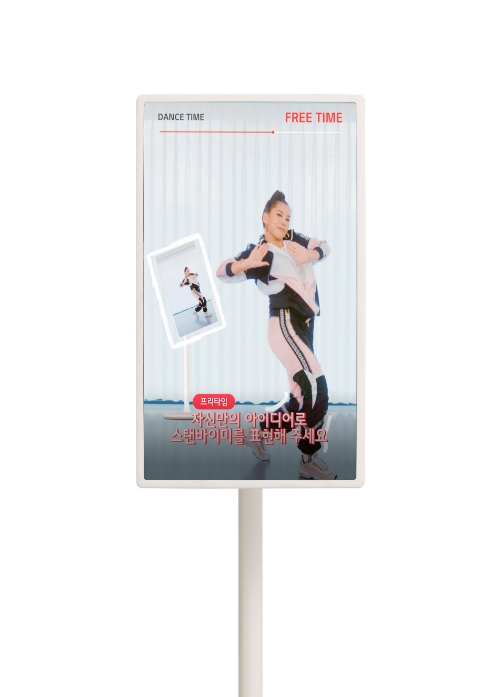 최근 댄스 경연 프로그램으로 인기를 얻고 있는 유명 안무가 가비가 LG 스탠바이미의 차별화된 폼팩터에서 착안한 LG 스탠바이미 댄스를 선보이고 있다. /사진=LG전자