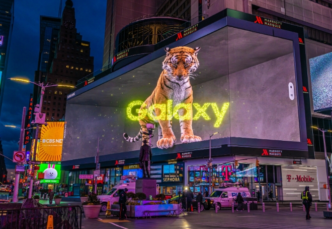 삼성전자가 '갤럭시 언팩 2022'를 앞두고 미국 뉴욕 타임스스퀘어에서 진행 중인 3D 옥외광고 모습. /사진=삼성전자