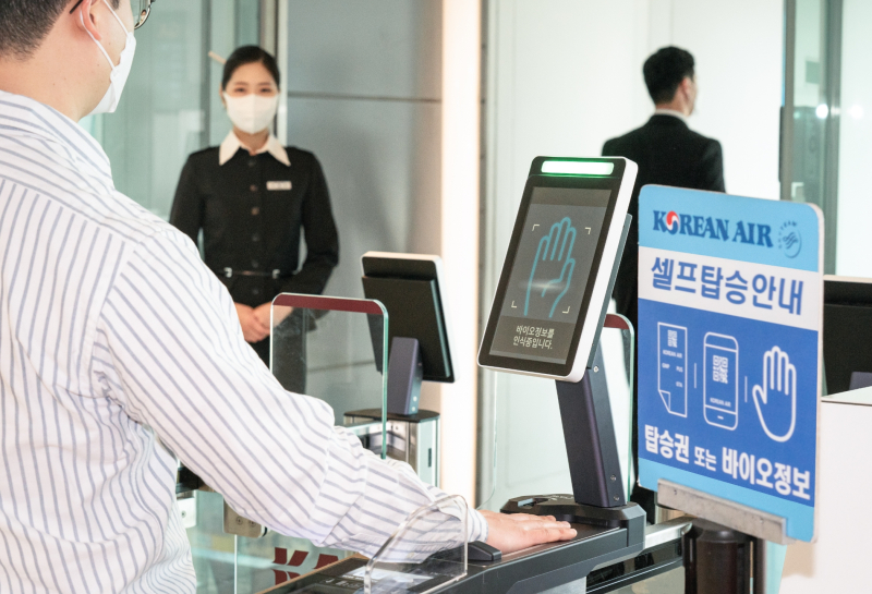 김포공항 탑승구 앞에서 승객이 '바이오 셀프보딩 서비스'를 이용하고 있다. /사진=대한항공