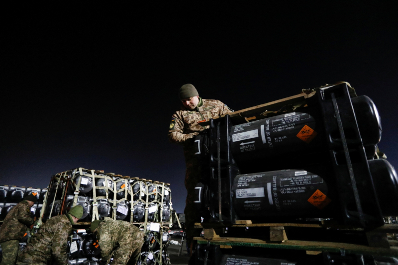   (보리스필 로이터=연합뉴스) 우크라이나 군인들이 10일(현지시간) 수도 키예프의 보리스필 국제공항에 도착한 미국산 재블린 대전차 미사일의 포장을 풀고 있다. 미국이 인도한 군사 지원 물자의 일부다.
