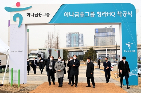 박남춘 인천시장(가운데)이 14일 서구 하나금융그룹 청라HQ 착공 부지를 방문해 현장을 점검하고 있다.