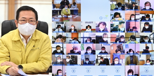 박남춘 인천시장이 15일 시청 접견실에서 비대면 영상회의로 열린 '2월 실·국장회의'에서 실·국장들과 주요 시정현안을 논의하고 있다.