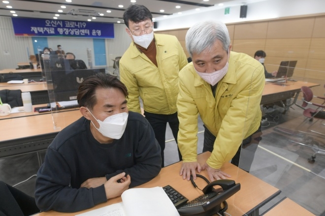 곽상욱 오산시장(오른쪽)이 코로나19 재택치료 행정상담센터를 방문해 운영상황을 점검하고 있다.(사진=오산시)