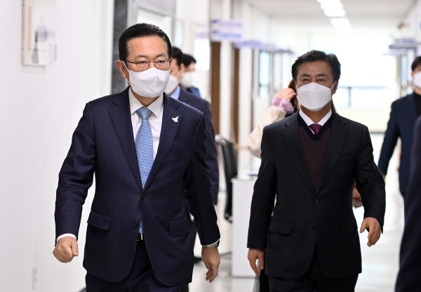 박남춘 인천시장(왼쪽)이 18일 남동구청에서 열린 '구정 현안 및 건의사항 보고회'에 참석하고 있다.