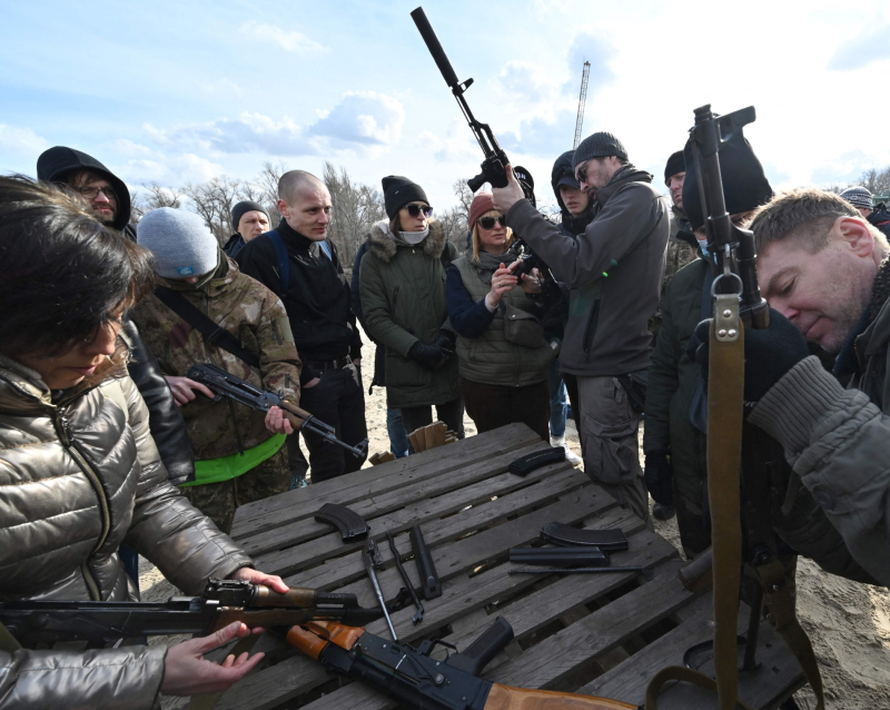 (키예프 AFP=연합뉴스) 20일(현지시간) 우크라이나 수도 키예프에서 시민들이 러시아 침공에 대비해 전역자와 자원봉사자들로부터 무기 조작법을 익히는 등 기초 군사 훈련에 참여하고 있다. 2022.2.21