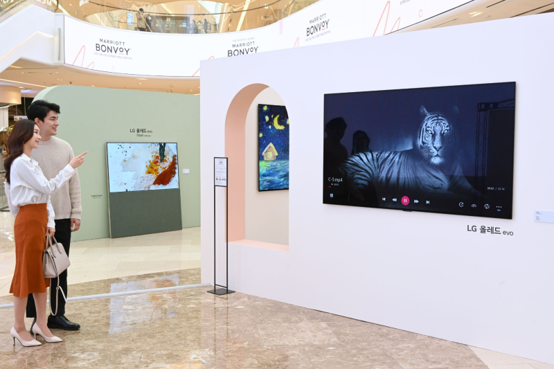 LG전자 모델들이 LG 올레드 TV로 원화를 NFT화 한 디지털 예술 작품을 감상하고 있다. /사진=LG전자