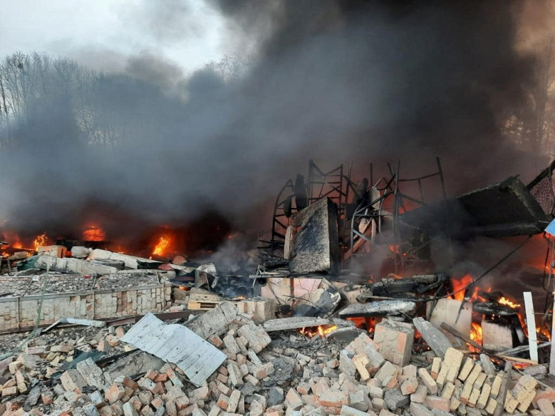 (키예프 로이터=연합뉴스) 러시아가 우크라이나 침공을 개시한 24일(현지시간) 포격으로 파괴된 우크라이나 수도 키예프 지역의 국경수비대 근무시설에서 화염과 연기가 치솟고 있다.