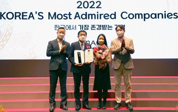 ‘2022 한국에서 가장 존경받는 기업’ 인증식에서 김광재 신한금융지주 브랜드홍보본부장(왼쪽에서 두번째)과 신한은행 사회공헌부 직원들이 기념 촬영을 하고 있다.