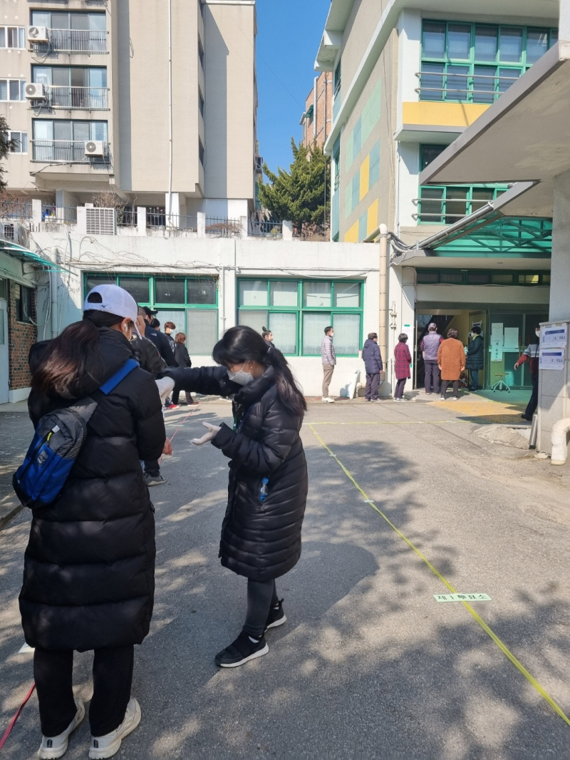 제20대 대통령선거일인 9일 서울 운평구 녹번동 녹번초등학교에 마련된 투표소에서 유권자들이 줄을 서 투표를 기다리고 있다. /오경민 기자