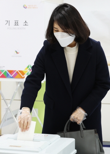 9일 이재명 후보 부인인 김혜경 씨가 성남시 분당구 초림초등학교에 설치된 수내1동 제2투표소에서 투표하고 있다. 사진=연합뉴스