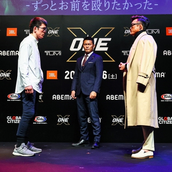 추성훈(오른쪽)이 아오키 신야(왼쪽)와 원챔피언십 종합격투기 라이트급 대결을 홍보하기 위한 일본 행사에서 마주 보고 있다. 사진=ONE Championship 제공