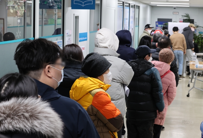 서울 한 투표소에 마련된 투표소에서 유권자들이 투표를 하기 위해 줄서있다. /사진=연합
