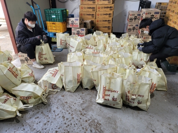 푸드뱅크 관계자들이 긴급식품을 포장하고 있는 모습. 사진=한국사회복지협의회