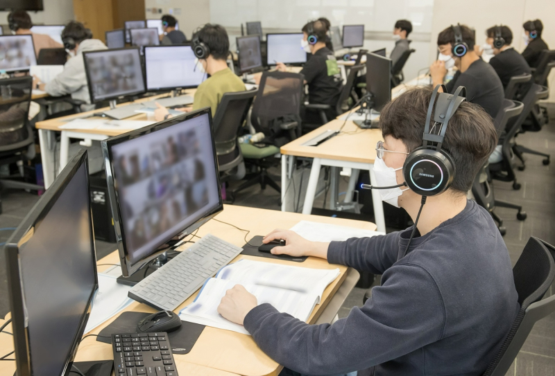 삼성 감독관들이 지난해 하반기 온라인 직무적성검사를 앞두고 응시자들을 대상으로 예비소집을 진행한 모습 /사진=삼성