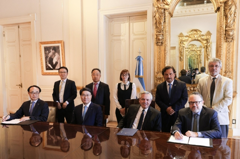 최정우 포스코그룹 회장이 21일(현지시간) 페르난데스 아르헨티나 대통령을 만나 리튬사업에 대한 지속적인 협력 방안을 논의하고 관계자들과 기념촬영을 하고 있다. /사진=포스코그룹