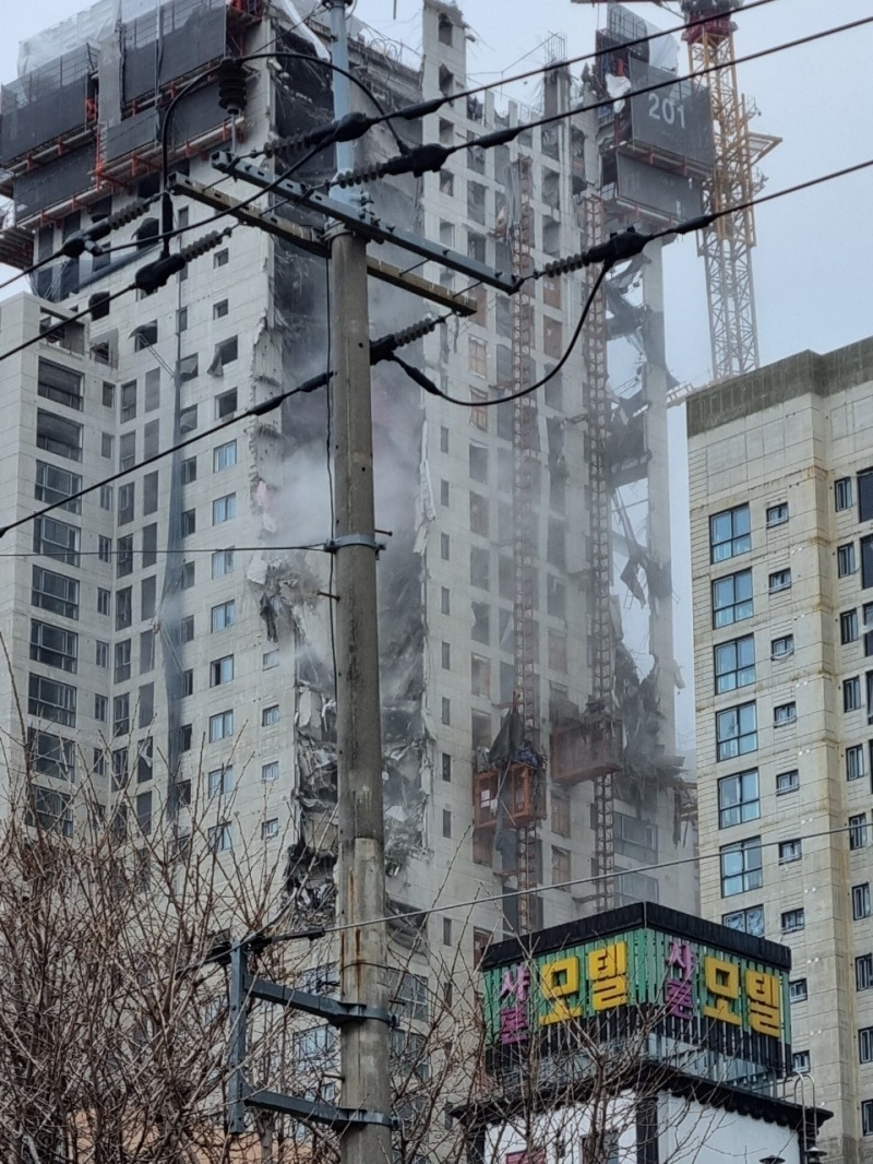 지난 1월 11일 광주 서구 화정동 아이파크 신축공사서 발생한 외벽 붕괴사고 현장. 사진=독자제공