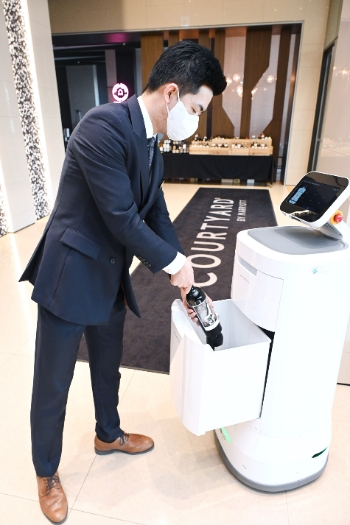 코트야드 바이 메리어트 수원 호텔 관계자가 2단 서랍형 LG 클로이 서브봇을 체험하고 있다. /사진=LG전자