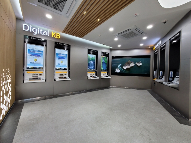 KB국민은행이 서울 돈암동지점에 디지털 요소를 강화한 새로운 형태의 자동화 코너 ‘디지털셀프점 플러스’를 오픈했다. / 사진=KB국민은행