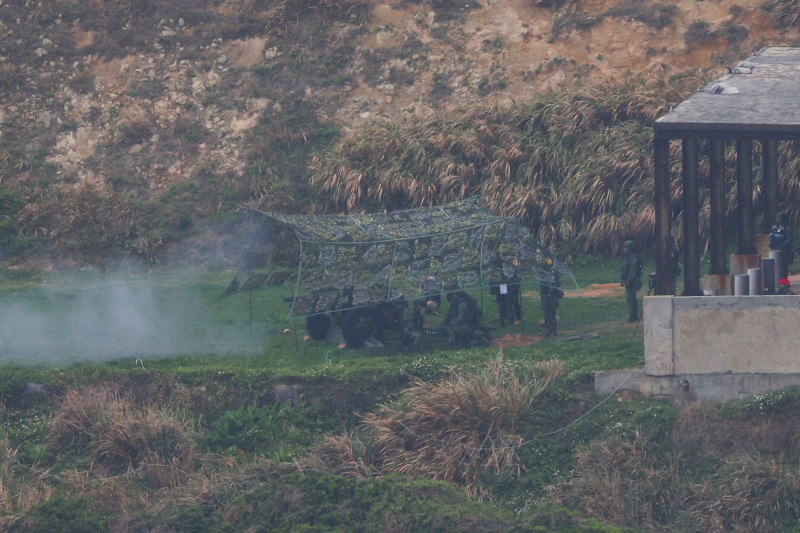 대만 병사들이 16일 롄장현 둥인에서 M101 곡사포를 운용하는 실전 훈련을 하고 있다 / 사진=로이터·연합뉴스