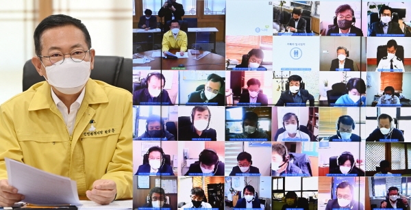 박남춘 인천시장이 7일 시청 접견실에서 비대면 영상회의로 열린 '4월 실·국장회의'에서 실·국장들과 주요 시정현안을 논의하고 있다.