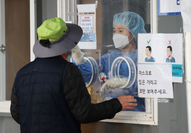 7일 오전 서울역 광장에 마련된 신종 코로나바이러스 감염증(코로나19) 임시 선별검사소에서 의료진이 검체를 채취하고 있다. / 사진=연합뉴스