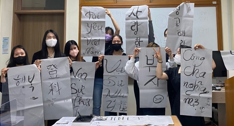 광주여대 한국어교육학과가 13일 어등관에서 외국인 유학생 대상 한국문화체험 프로그램인 '서예'를 주제로 한 붓글씨 체험을 실시했다. 사진=광주여대