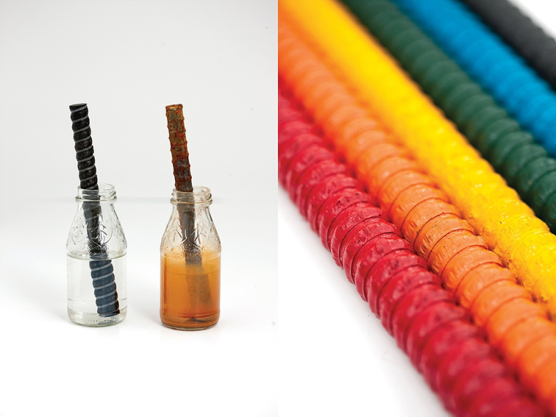 녹슬지 않는 KEco-bar 및 철근(좌)과 유색 페트병으로 만든 다양한 색상의 KEco-bar(우)./사진=SK에코플랜트