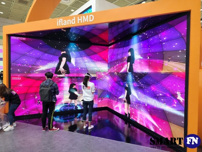 관람객들이 22일 '월드 IT쇼 2022' 행사장 내 SK텔레콤이 마련한 이프랜드 HMD 공간에서 메타버스 체험을 하고 있다. /사진=황성완 기자