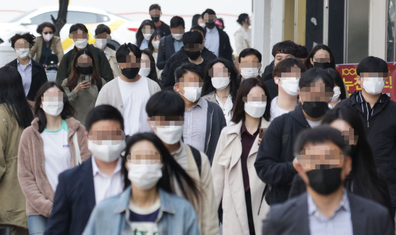 지난 2일 오전 서울 여의도역 인근에서 직장인들이 마스크를 쓰고 출근하고 있다. /사진=연합뉴스