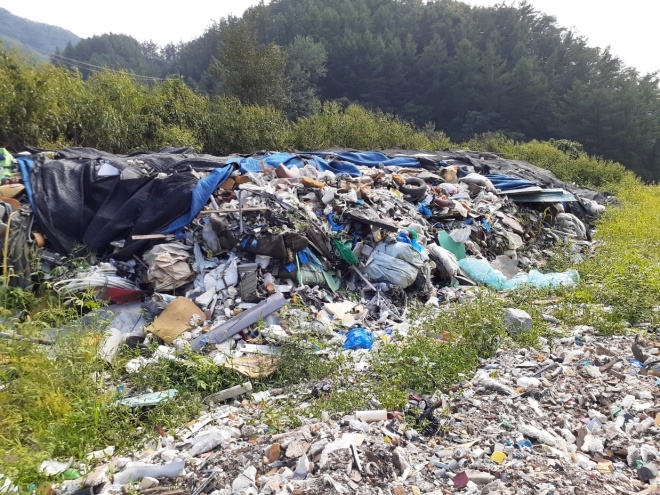 고물상이 재활용자원 선별 후 불법 투기한 폐기물.(사진=경기도)