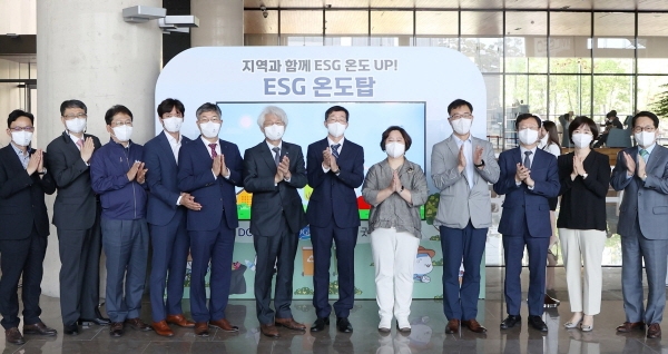 김태오 회장(왼쪽 여섯 번째)과 DGB금융지주 임직원 및 관계자들