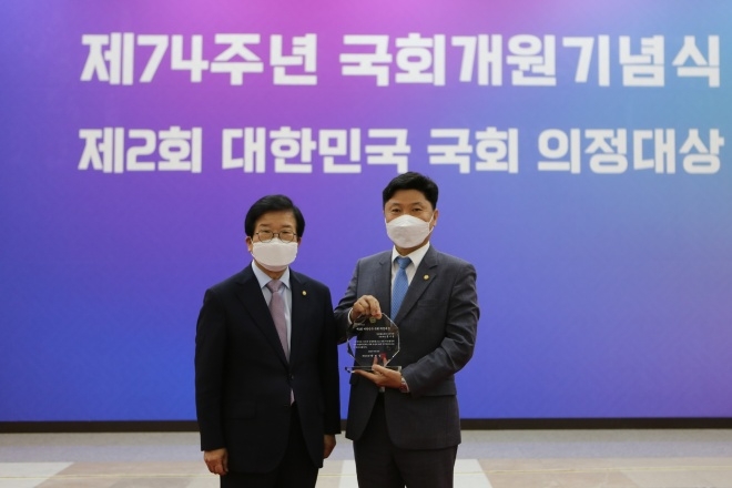 제2회 대한민국 국회 의정대상을 수상한 홍기원 국회의원(오른쪽).(사진=홍기원 의원실)