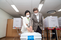 [포토] 사전투표하는 박형준 부산시장 후보