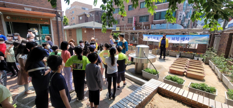 해남군이 학교 급식쌀을 공급하는 서울시 소재 초등학교에 친환경 벼 재배과정을 한눈에 관찰할 수 있는 체험포를 설치했다. 사진=해남군