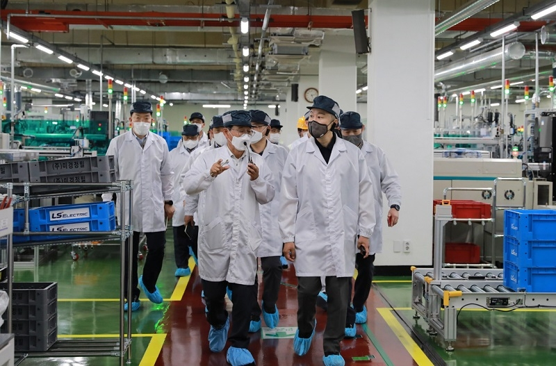 5월 25일, 구자은 LS그룹 회장(오른쪽)이 LS일렉트릭 청주사업장에서 세계등대공장으로 선정된 스마트공장 생산라인을 살펴보고 있다. /사진=LS그룹