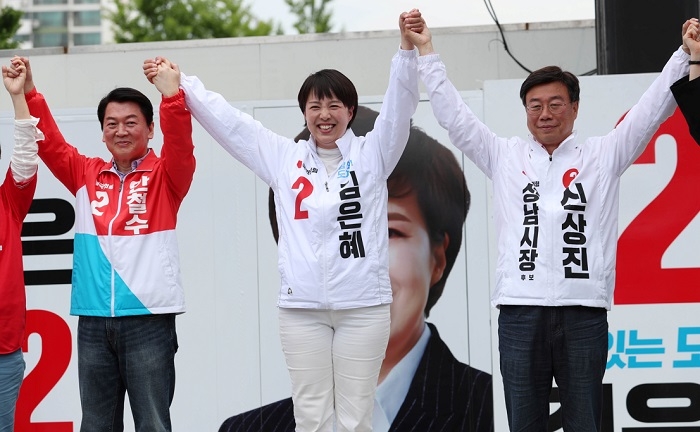 김은혜 경기지사 후보(가운데)가 안철수 후보(오른쪽)과 함께 유세를 벌이고 있다. / 사진=연합뉴스