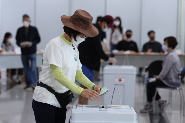 1일 서울 영등포구 영등포아트홀에 마련된 당산제1동 제4투표소에서 유권자들이 투표를 하고 있다. 사진은 기사 내용과 관련 없음.