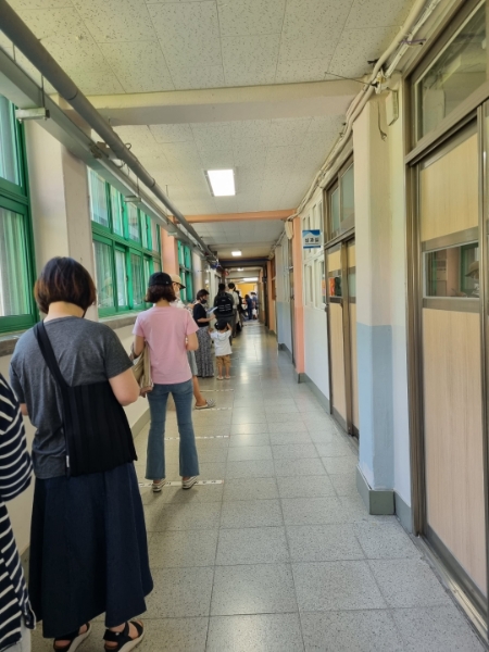 전국 지방선거 투표가 실시된 1일 서울 은평구 은평초등학교에 마련된 투표소에서 유권자들이 줄을 서 투표를 기다리고 있다. /사진=스마트에프엔