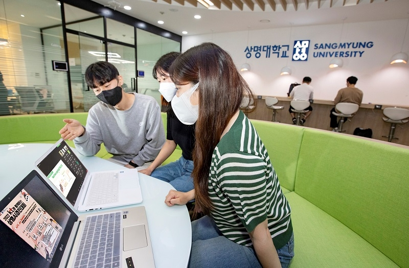 KT가 대한민국 청년들의 디지털 역량을 높이기 위해 상명대와 함께 AI 경진대회 ‘AIFB Jam Session’을 개최한다. 사진은 본선에 참여한 상명대 학생들이 AI 프로젝트를 수행하고 있는 모습