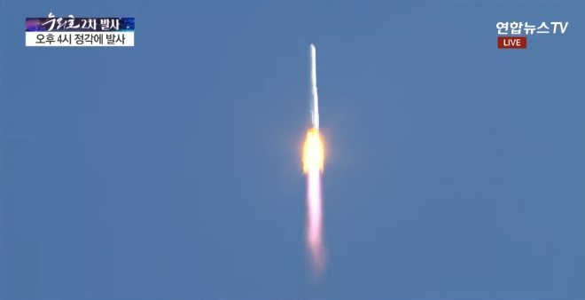 21일 오후4시에 발사된 누리호가 우주를 향해 날아가고 있다. /사진=연합뉴스 캡쳐
