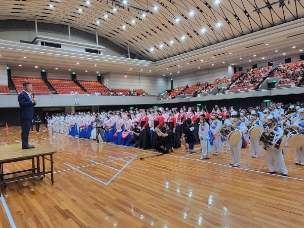 일본 금강학교에서 진행된 ‘금강학원제’에 참석한 최윤 회장(맨 왼쪽)이 축사를 하고 있다. 사진=OK금융그룹