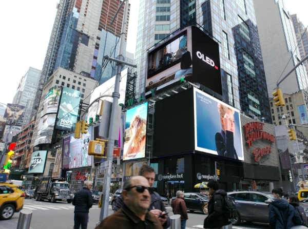 LG디스플레이가 지난 4월 21일 뉴욕 타임스퀘어 전광판에 스타워즈 드라마 주인공이 등장하는 OLED TV 홍보 영상을 상영했다. /사진=LG디스플레이