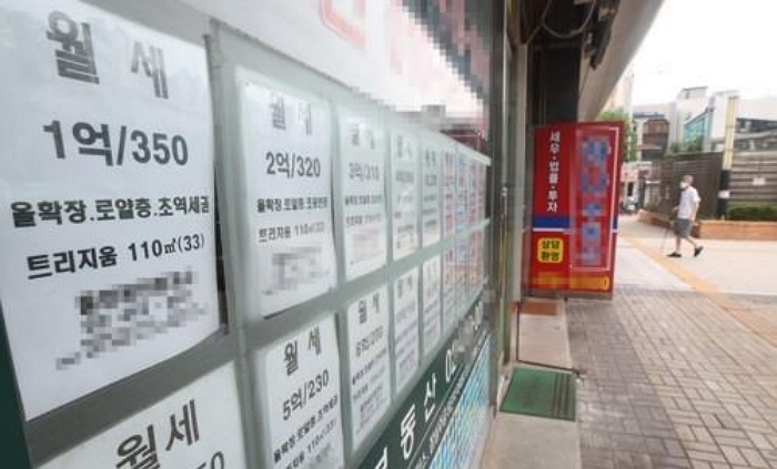 서울 강남의 한 부동산중개업소에 월세 안내문이 빼곡하게 붙어있다./사진=연합뉴스